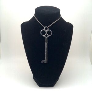 381MIDALANE 4" Handmade Skeleton Key Necklace Gunmetal Chain